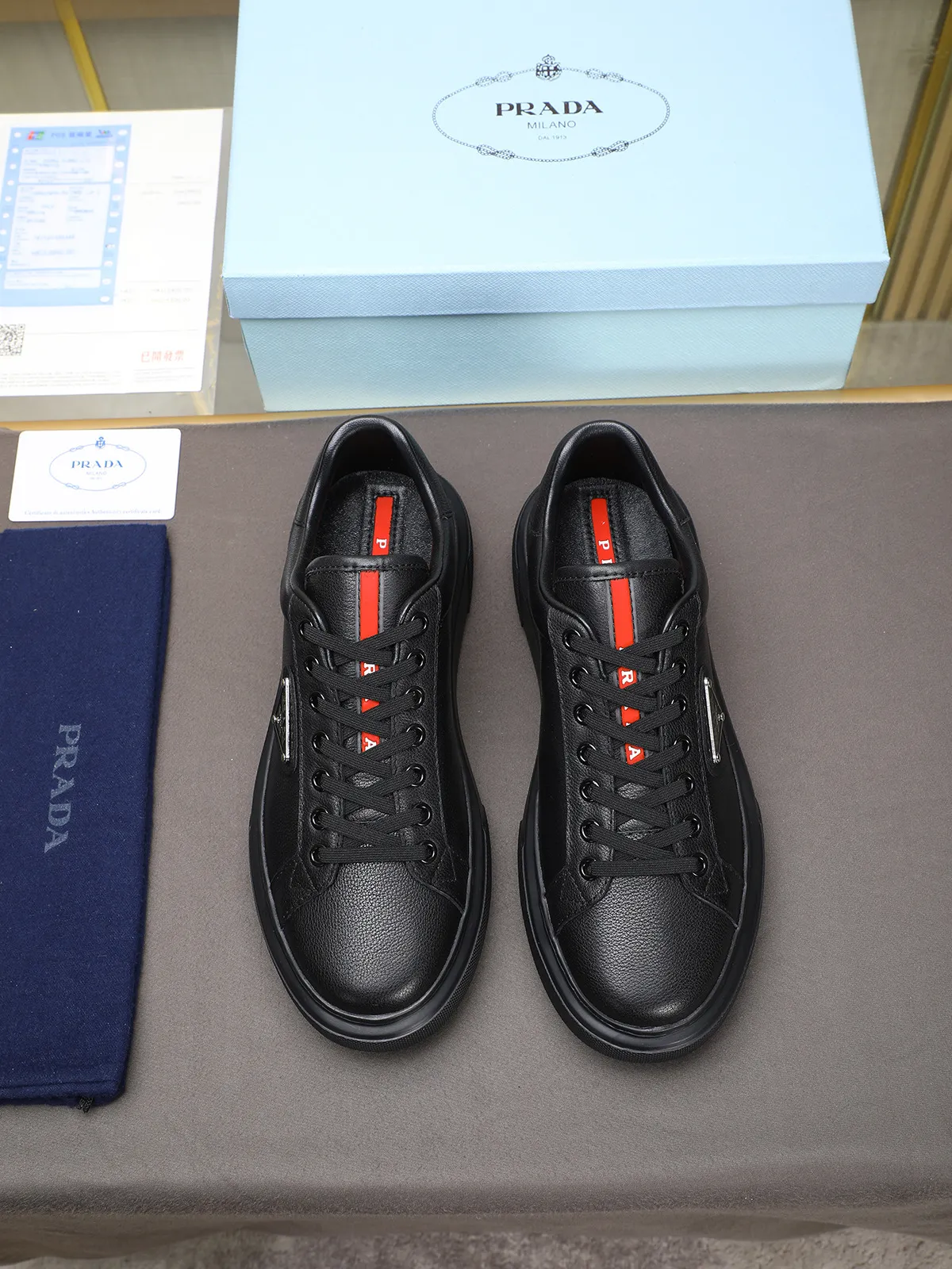 Men's shoes 💰460 Prada/Prada Men's new casual shoes, this upper is made of imported calfskin + sheep lining! The outside is decorated with the P family's classic metal triangle enamel logo, and the outsole is made of non-slip sports foam ultra-light outsole, which feels good on the feet and is a fashionable and fashionable item!  Size: 38-44 (45 customized)